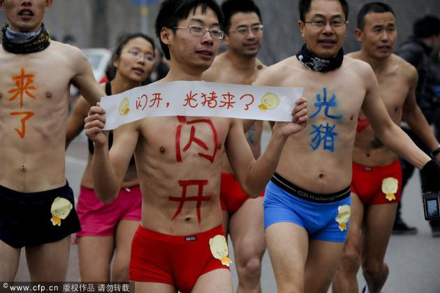 闪开，光猪来了！北京光猪节“裸跑”大军春光大现，奇葩造型引网友爆笑