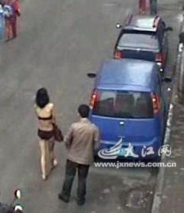 南昌吸毒男子吸毒后扒光女子衣服游街,民警用钢叉制服