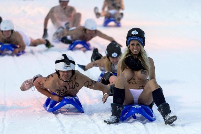 德国裸体滑雪大赛盛况：德国裸体滑雪比赛参赛者仅穿内裤头盔