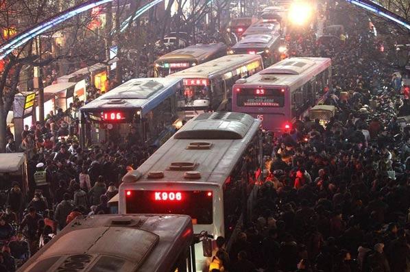 实拍郑州元宵节观灯人海挤爆灯展，现场哭喊声一片组图