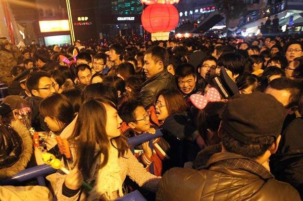 实拍郑州元宵节观灯人挤爆灯展，现场哭喊声一片组图