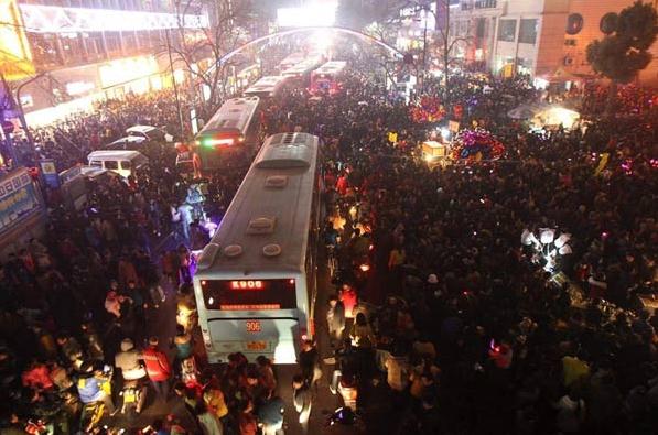 实拍郑州元宵节观灯人挤爆灯展，现场哭喊声一片组图