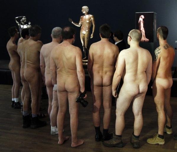 奥地利博物馆办“裸男”艺术展，参观者“身临其境”脱光全裸欣赏