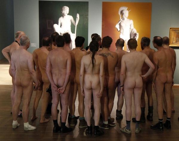 奥地利博物馆办“裸男”艺术展，参观者“身临其境”脱光全裸欣赏