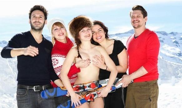 法国女星朱莉全裸雪山拍性感写真，友人用手帮其遮胸(组图)