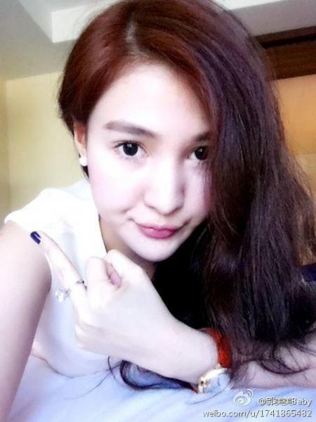 郭美美竖中指称或爆更多猛料，网友称竖中指疑为秀鸽子蛋钻戒