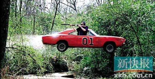 恶搞奥巴马：美国网友“神PS”恶搞奥巴马持枪射击图片