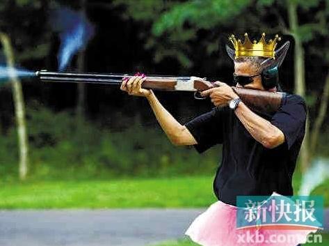 恶搞奥巴马：美国网友“神PS”恶搞奥巴马持枪射击图片