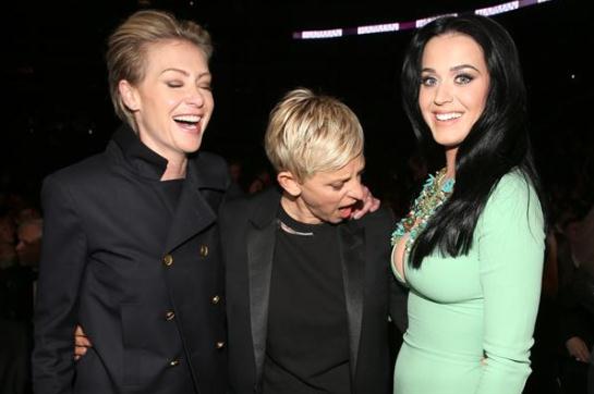 　　【格莱美颁奖现场】主持人Ellen DeGeneres被歌手Katy Perry的爆乳咪咪吓到了