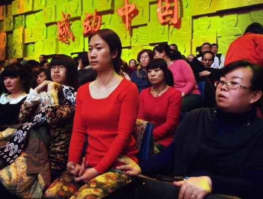 芙蓉姐姐着大红衣现身《感动中国》，遭神秘男摸大腿露鄙视表情