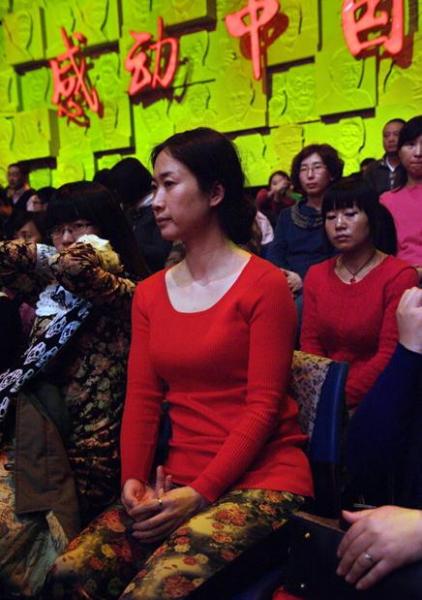 芙蓉姐姐着大红衣现身《感动中国》，遭神秘男摸大腿露鄙视表情