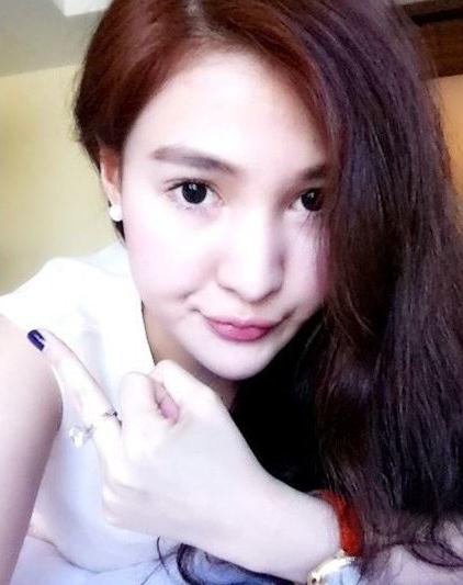 郭美美微博传竖中指照，声称“不好欺负”要让某些人没脸活，网友评颤抖吧干爹们。