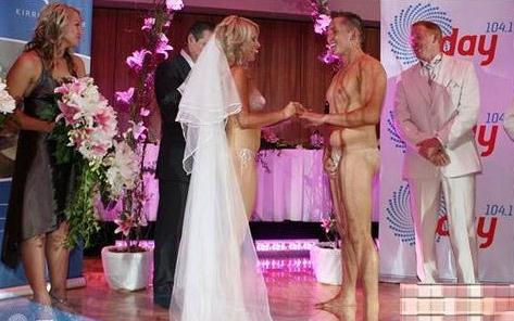 裸婚不如裸体结婚？日本流行裸体婚礼