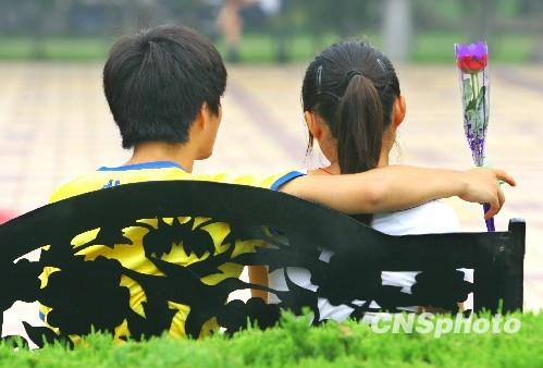 恋爱“起步价”引热议:女性择偶标准月收入最低5000元,各年代爱情代价对比