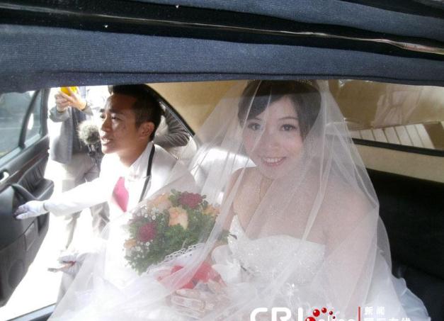 台湾男子选忌嫁娶日大年初三完婚，六辆加长型殡葬礼车娶亲