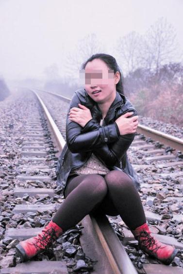 两长沙女子为与火车拍照合影，逼停飞驰列车(图)