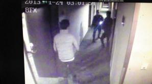 绝症男子约女网友开房被骗，被偷包裸身出房追回，夺下对方凶器打跑4人