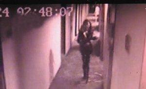 绝症男子约女网友开房被骗，被偷包裸身出房追回，夺下对方凶器打跑4人