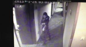 绝症男子约女网友开房被骗，被偷包裸身出房追回，夺下对方凶器打跑4人