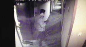 绝症男子约女网友开房被骗，被偷包裸身出房追回，夺下对方凶器打跑4人