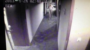 绝症男子约女网友开房被骗，被偷包裸身出房追回，夺下对方凶器打跑4人