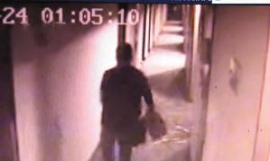 绝症男子约女网友开房被骗，被偷包裸身出房追回，夺下对方凶器打跑4人