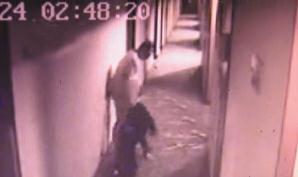 绝症男子约女网友开房被骗，被偷包裸身出房追回，夺下对方凶器打跑4人