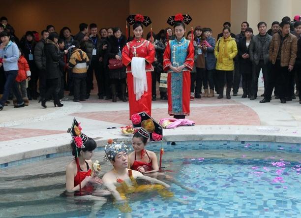 河南一温泉会所开业,山西男子花十万元享受“帝王头汤”