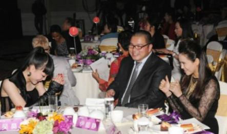 吴莫愁与伊能静同桌，吴莫愁被网友调侃“笑比哭还难看”(图)