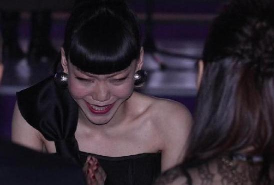 吴莫愁与伊能静同桌，吴莫愁被网友调侃“笑比哭还难看”(图)，这是苦还是在笑？