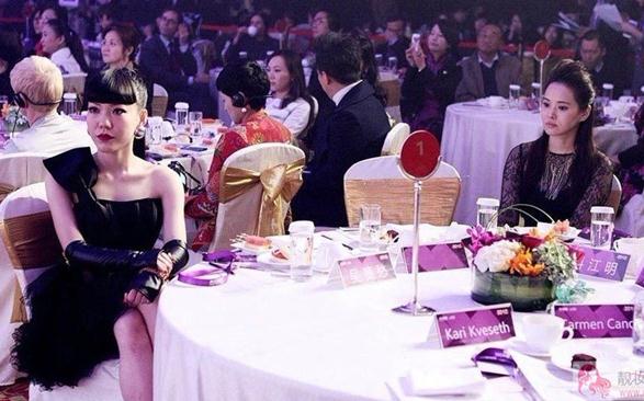 吴莫愁与伊能静同桌，吴莫愁被网友调侃“笑比哭还难看”(图)