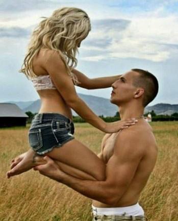 外国高难度情侣合照走红,引发无数网友争相模仿花样百出