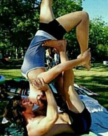 外国高难度情侣合照走红,引发无数网友争相模仿花样百出