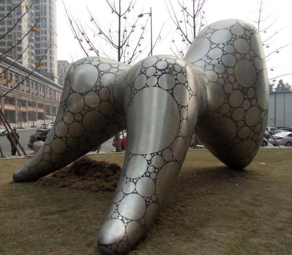 重庆“丰腿肥臀”雷人雕塑引热议，夸张造型雷倒众人(组图)