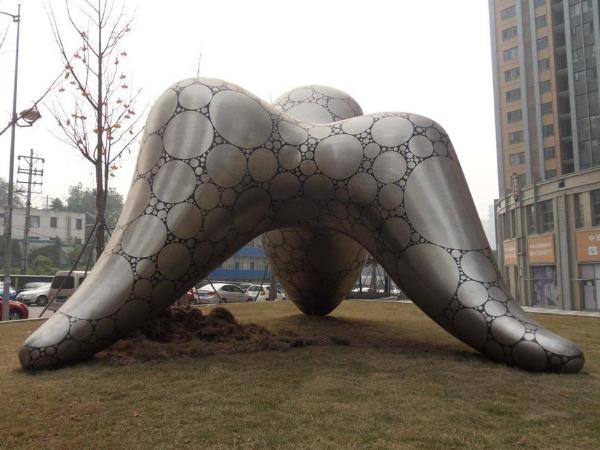 重庆“丰腿肥臀”雷人雕塑引热议，夸张造型雷倒众人(组图)