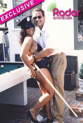 施瓦辛格再曝艳照:施瓦辛格再曝性丑闻曾与脱衣舞女一夜风流,施瓦辛格再曝艳照致与妻子的复合计划成为泡影