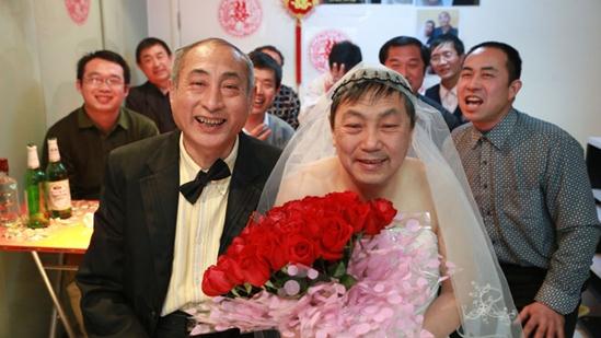 北京2名老年男同性恋者“完婚” 微博账户“两个老头的爱情”高调完婚
