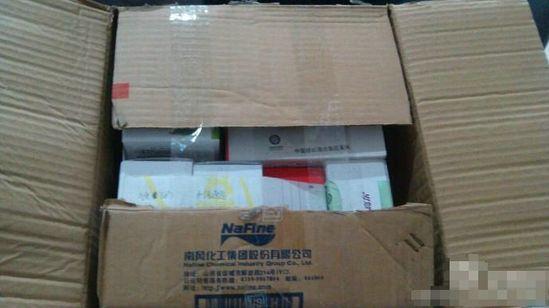 重庆一男子网购芝士和面粉收到1箱价值上万元手机，后打电话给快递员取回