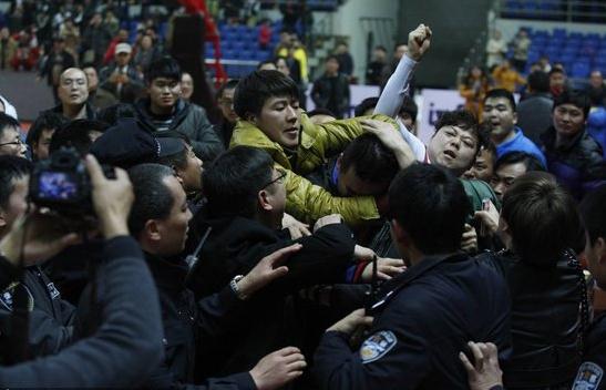 WCBA总决赛首轮：球迷冲入球场围殴裁判，篮协做出处罚取消浙江主场资格1年