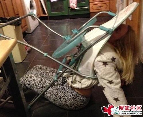 英国牛津一女子醉酒后尝试坐进儿童椅，屁股大被卡住了难脱身