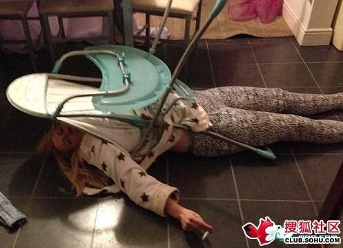 英国牛津一女子醉酒后尝试坐进儿童椅，屁股大被卡住了难脱身