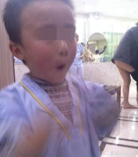 继苏州水霸王澡堂子美女露点门后，苏州水霸王浴室连拍孩童卖萌照，脱裤男子露臀又不幸成为背景(图)