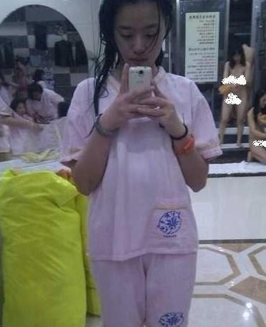 继苏州水霸王澡堂子女浴客全裸露点门后，苏州水霸王浴室连拍孩童卖萌照，脱裤男子露臀又不幸成为背景(图)
