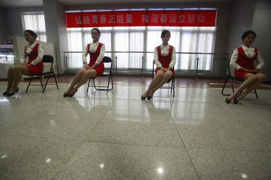 济南铁路局春运美女志愿者露美腿，齐P小短裙浓妆艳抹引爆眼球(组图)