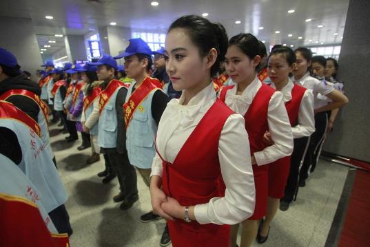 济南铁路局春运美女志愿者露美腿，齐P小短裙浓妆艳抹引爆眼球(组图)