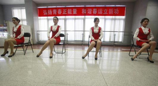 济南铁路局春运美女志愿者露美腿，齐P小短裙浓妆艳抹引爆眼球(组图)