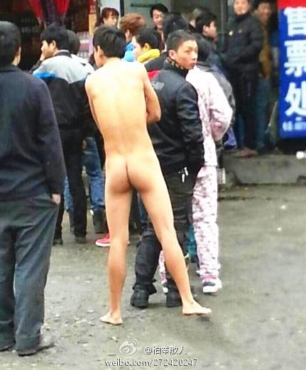 春运如何能快速买火车票回家?温州一裸男排队买票被派出所遣送回家