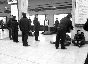 4男子北京地铁上群殴，从北京站打到朝阳门，乘客怕误伤让出1节车厢