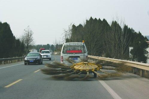 绵阳风火轮清扫车惊呆路人 “马路神器”牵引式道路清扫车拯救地球