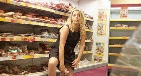 超市雷人一幕：强悍美女偷鸡整只塞入阴道全过程